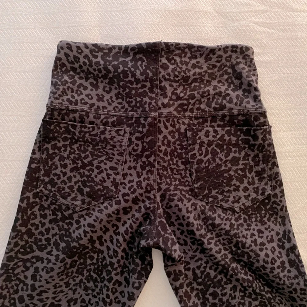 LYSSE Grey Leopard Print Toothpick Denim, Size Small - Picture 8 of 10